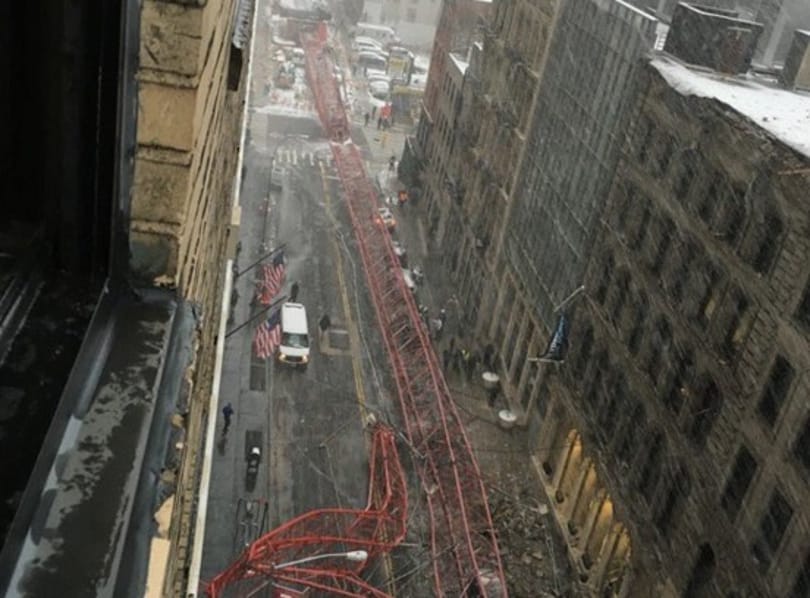 Videó: Összeomlott egy óriásdaru Manhattanben, megölt egy embert