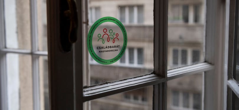 A mi kis családunk: a kormány gyártat műsort Mészáros Beatrix tévéjére