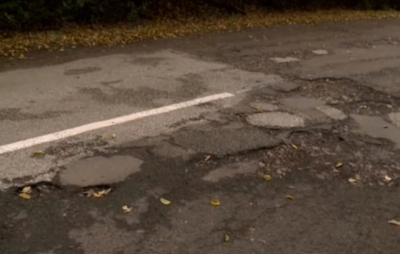 Újabb magyar település életét nehezítik a kátyúk