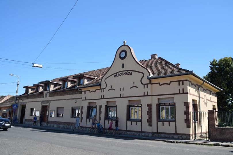 Nem fogadta el a budakalászi polgármester a búzavirágozó jegyző lemondását