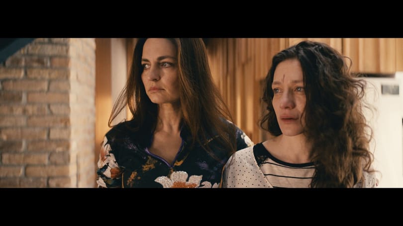 Marozsán Erikától kezdve Rába Rolandig ebben a filmben mindenki becsavarodott
