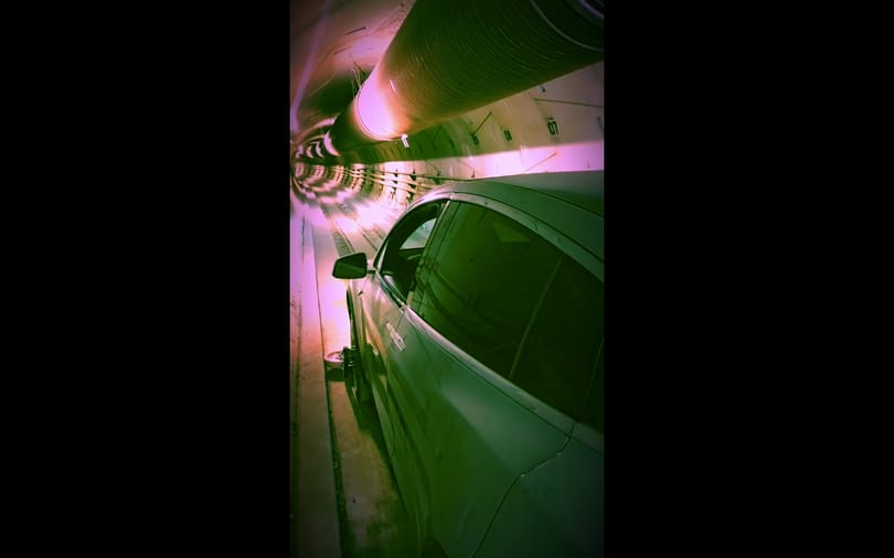 Betettek egy Tesla Model X-et Elon Musk alagútjába, így megy a kocsi a föld alatt