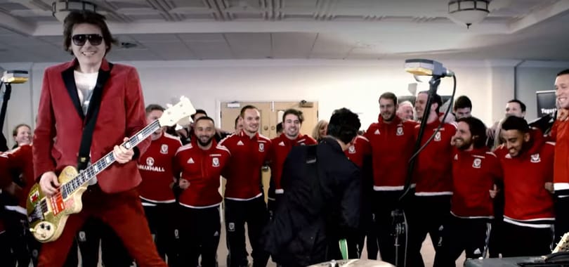 Reméljük, ma nem esik össze holtan egy edző a brit belharc után
