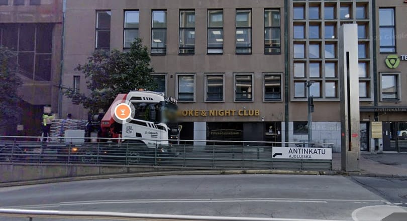 Fegyvert fogott vitapartnerére és a földbe lőtt egy finn képviselő egy helsinki karaoke-bár előtt