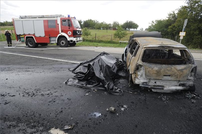 Ennyi maradt a 2-es főúton kiégett autóból – fotók