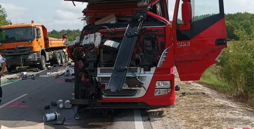 Most egy kamion semmisített meg egy energiaelnyelő dobozt, ami a közutasokat védi