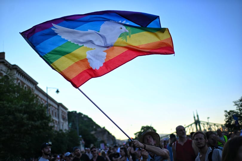 Rekordrészvétel mellett, békésen zajlott le a 30. Budapest Pride, Karácsony szerint Budapest ma Európa fővárosává vált – ilyen volt a felvonulás
