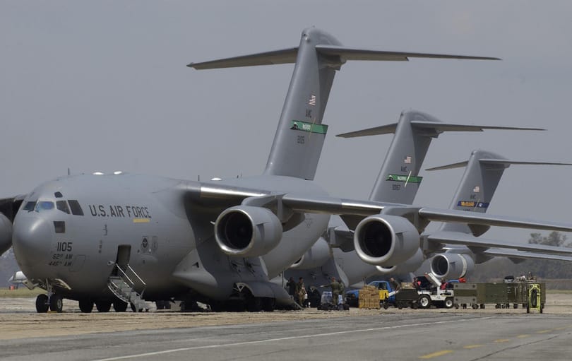Tolatni is fog az óriási Boeing a repülőnapon
