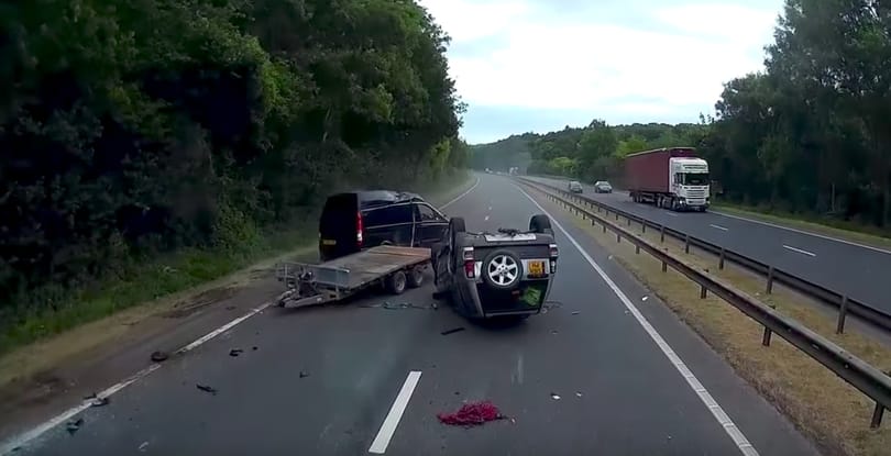 A semmiből jött a baleset: ezért nem mindegy, hol van a több súly egy utánfutón – videó