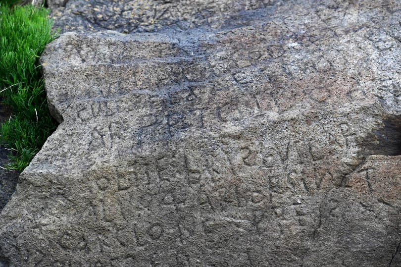 Rejtélyes kőtáblára bukkantak francia tudósok, pénzt adnak annak, aki segít nekik megfejteni