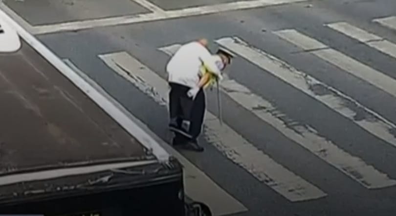 A nap rendőre kínai és világszerte tanulhatna tőle mindenki – videó