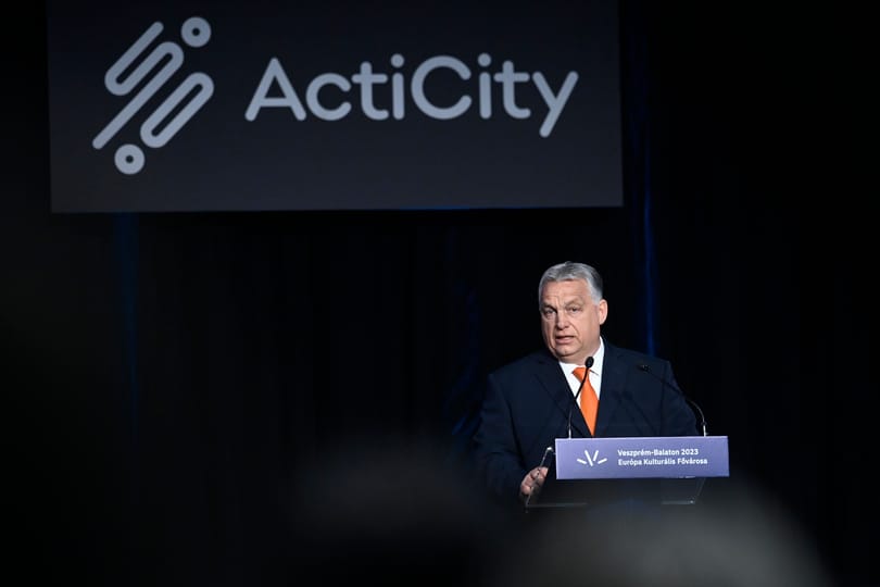 Révész Sándor: Orbán, a fehér holló
