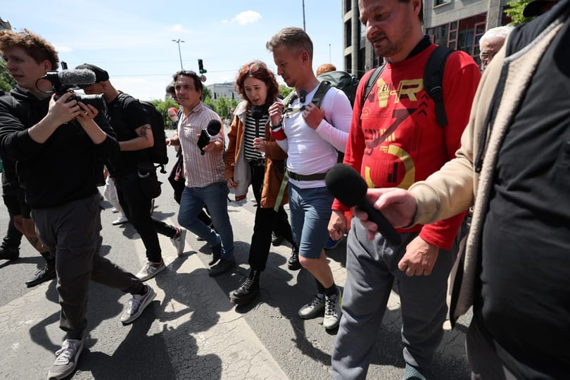 Magyar Péter sajnálja, hogy a sajtó „hatalmas felháborodásában” nem foglalkozik eleget a gyaloglásával