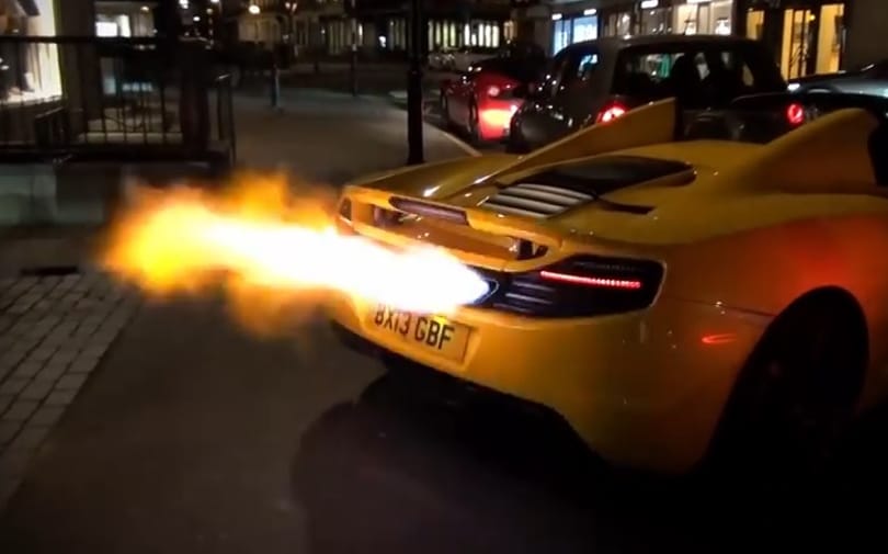 Videó: ilyen lángcsóvákkal szinte közveszélyes egy kabrió McLaren