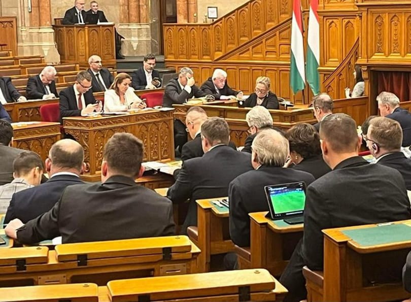 Kínos fotó: a parlamenti szavazások alatt nézett BL-meccset a szocialista politikus