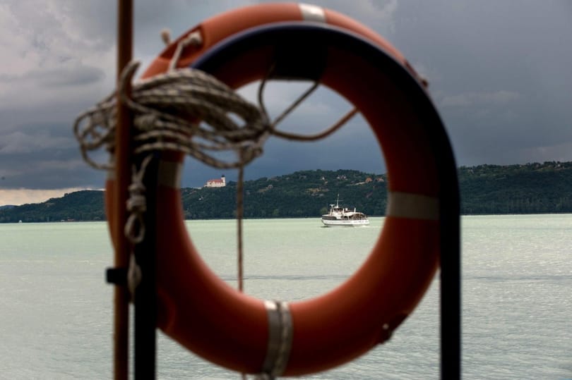 Heteken át ömlött a Balatonba a szennyvíz