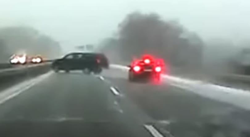 Megtréfálta a csúszós M5-ös az autóst, de most szerencsésen végződött a piruett – videó