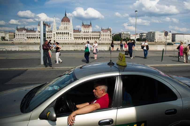 240 forintos kilométerdíjat szeretnének a fővárosi taxisszervezetek