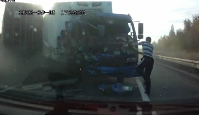 Kirepült a kamionsofőr a szélvédőn – videó