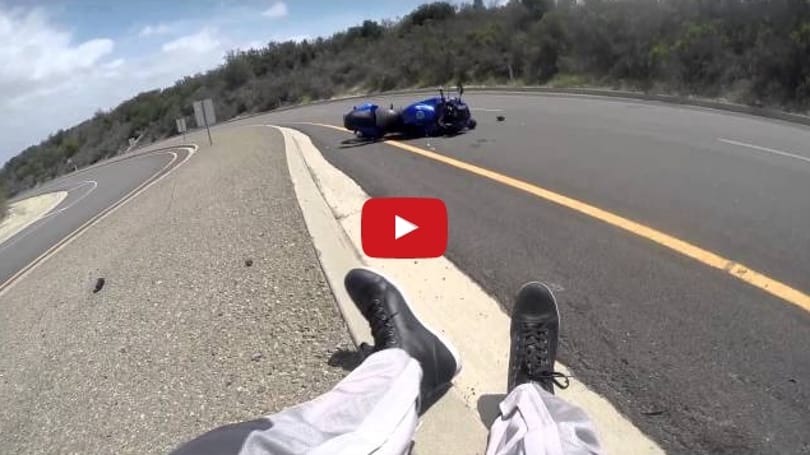 Ez történik, ha kanyarodás közben fékezni kezdenek egy motorral – videó