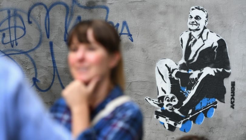 Újabb Orbán-graffitik támadnak, most két helyen is ott virítanak