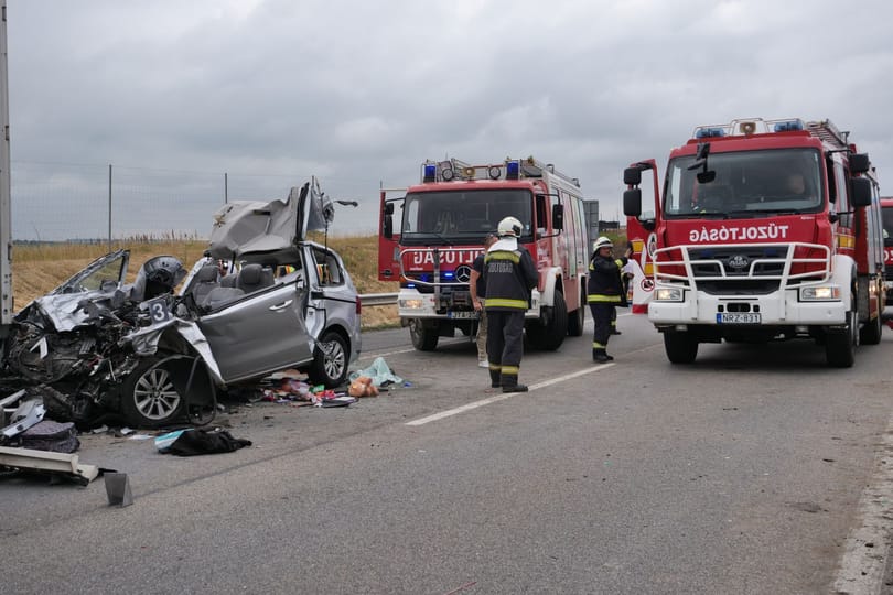 Egy gyerek és három felnőtt meghalt az M1-esen történt balesetben