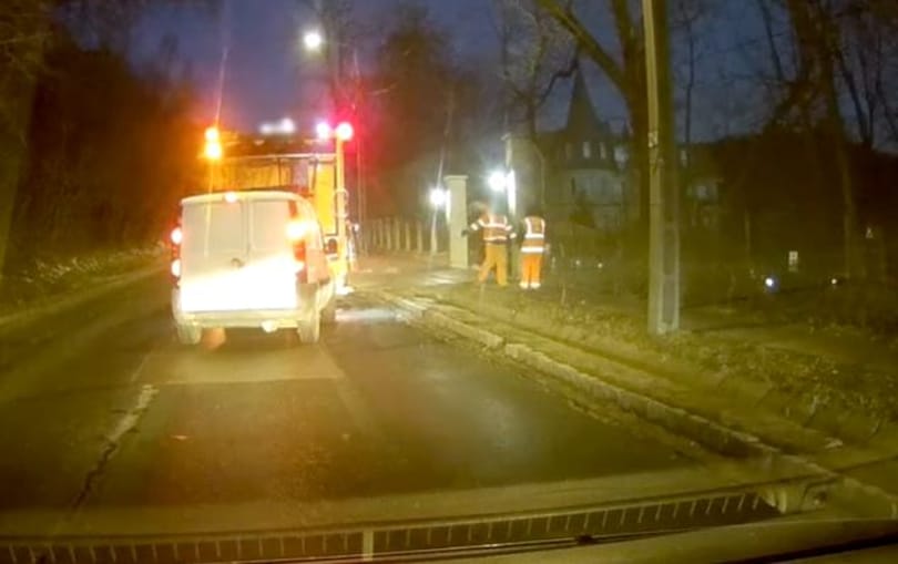 Az utolsó pillanatban ugrott le a kukásautóról az egyik férfi, mielőtt nekiment egy furgon – videó