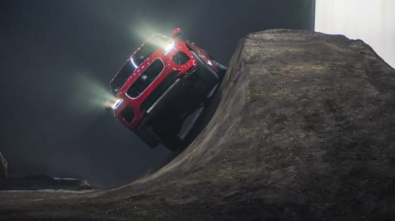 Abszurd, de egy hatalmas szaltóval indított az új Jaguar – videó