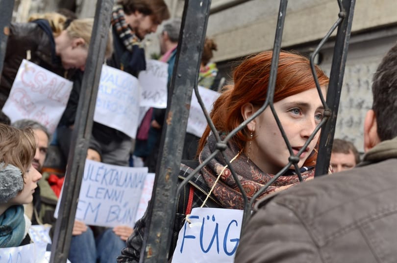 Egy betört üveg miatt újra vizsgálják a Fidesz-székház elfoglalását