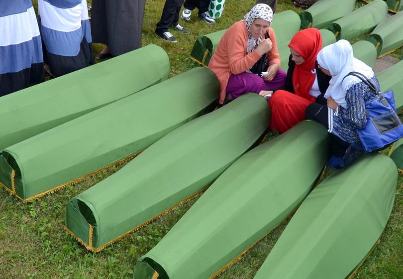 Clintont megtapsolták, Vucicot megdobálták Srebrenicában