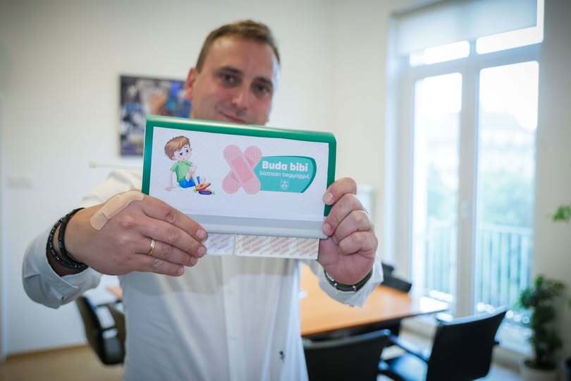 Sebtapaszadagolókat helyeztek ki a játszóterekre a II. kerületben