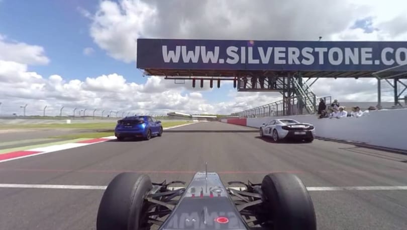 360 fokos videó: Mit tud egy Forma–1-es McLaren a közúti sportkocsik ellen?