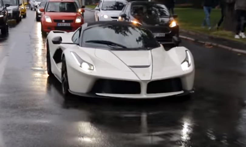 Ritka látvány a pesti dugóban egy 600 milliós Ferrari - videó