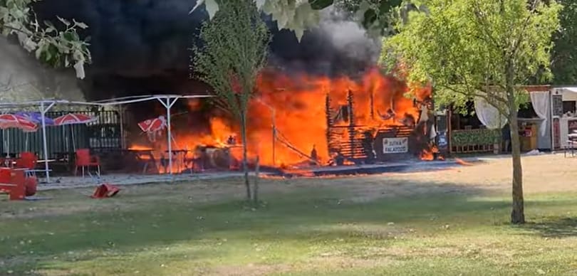 Nagy tűz volt az agárdi strandon, volt, aki oltotta, mások csak kameráztak – videó