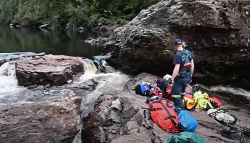 Csak úgy tudták megmenteni a turista életét, hogy amputálták a sziklák közé szorult lábát
