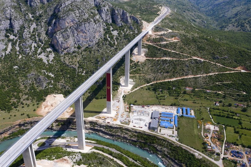 Orbánék magyar állami milliárdokkal segíthetik ki Montenegrót, hogy aztán a NER-cégek és Kína húzzanak belőle hasznot