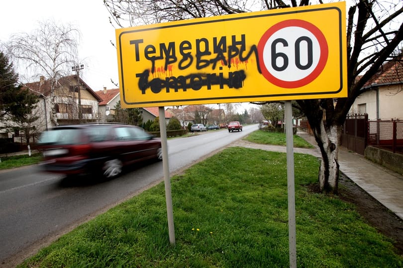 “Saját házunkban rabok a gyerekeink” – miért verik a magyarokat Szerbiában?