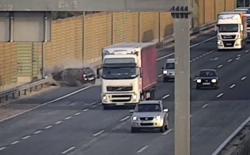Pánikmanőver után találta telibe a szalagkorlátot egy autós az M0-son – videó