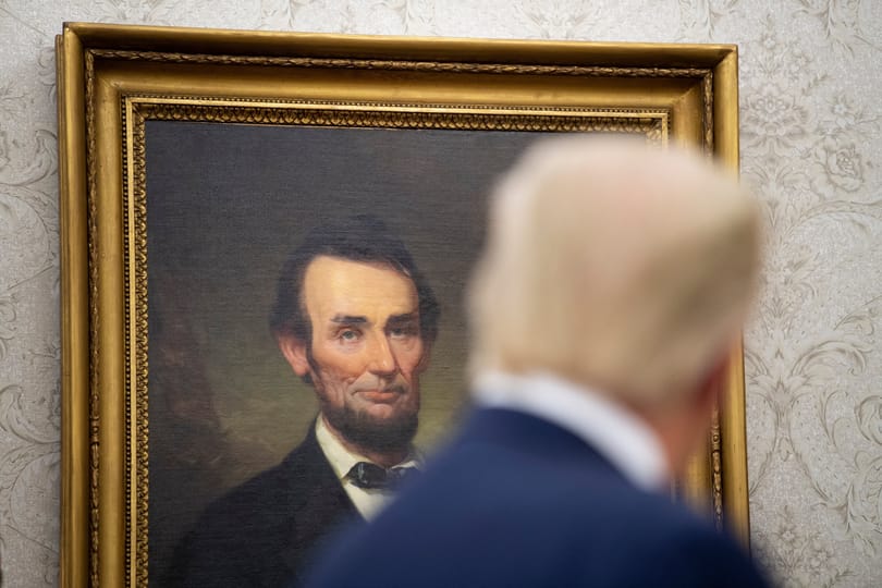 Majomkirály a Fehér Házban: Trump és a modern káoszstratégia