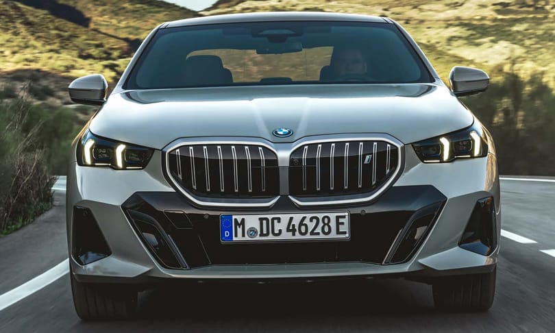 Beültünk a vadonatúj, most először villanyautóként is elérhető 5-ös BMW-be