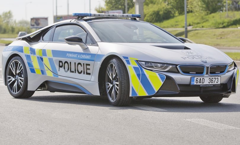 Összetörték a rendőrségi BMW i8-at - szívrohamot kapott a sofőr