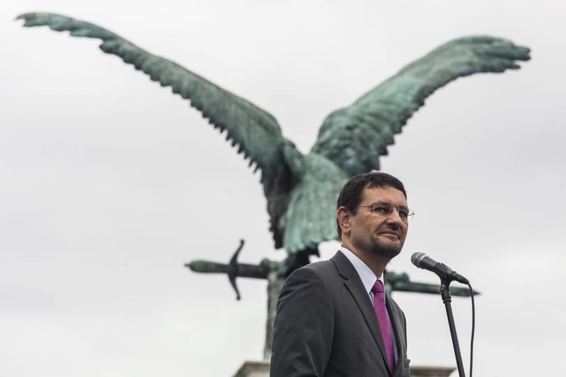 Mindenkit hülyének néz a családját a Várba bekvártélyozó polgármester