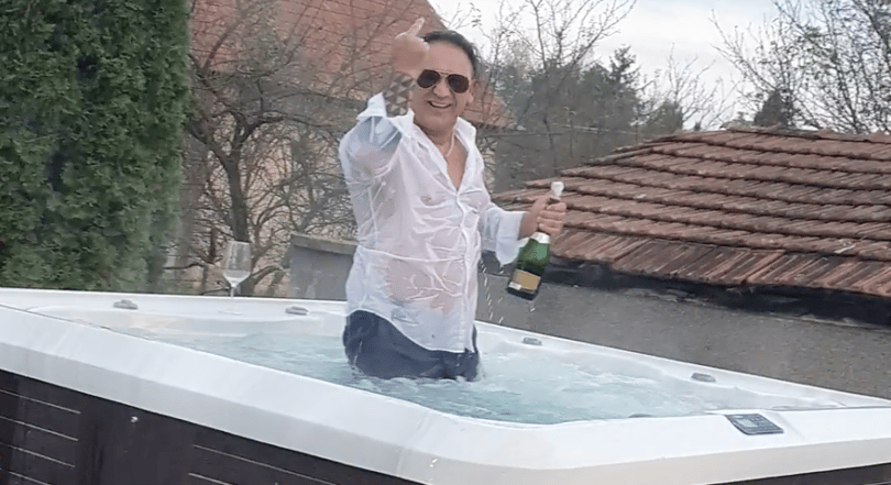 Videó: Jakuzziban locsolja a pezsgőt Tornanádaska újraválasztott polgármestere