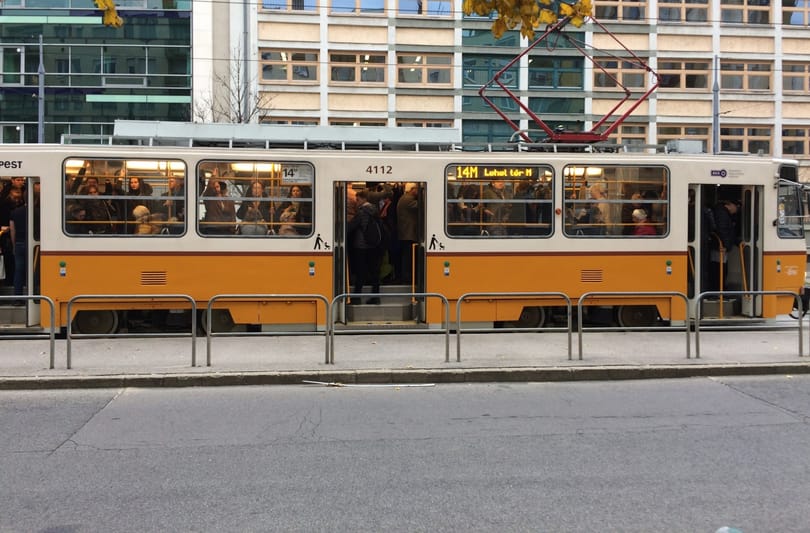 Nincs elég vezető, ezért tömöttek a 3-as metrót pótló villamosok
