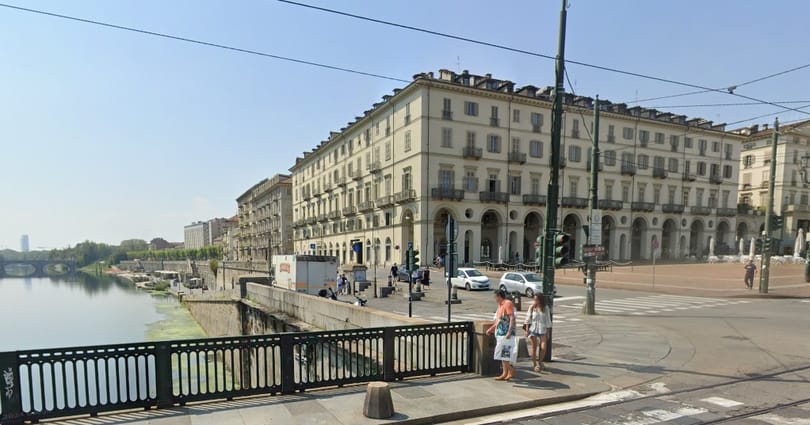 Turistabusz zuhant a Póba Torinóban, meghalt a sofőr