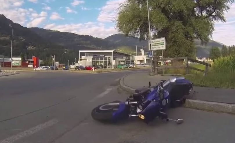 Videó: Így jár, aki sportmotorral vagánykodik a körforgalomban