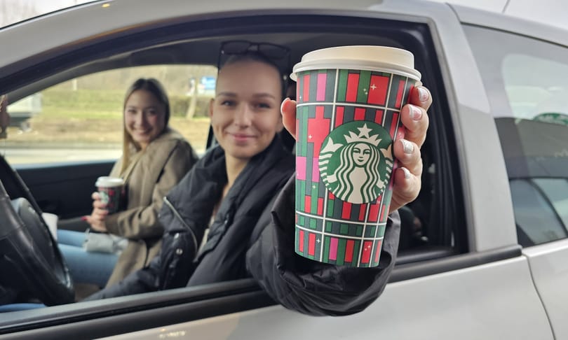 Sietős kávé a kocsiban: kipróbáltuk az első magyar Starbucks autós kávézót
