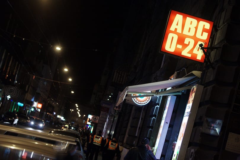 A keményen dolgozó kisemberek meghekkelték a vasárnapi boltzárat