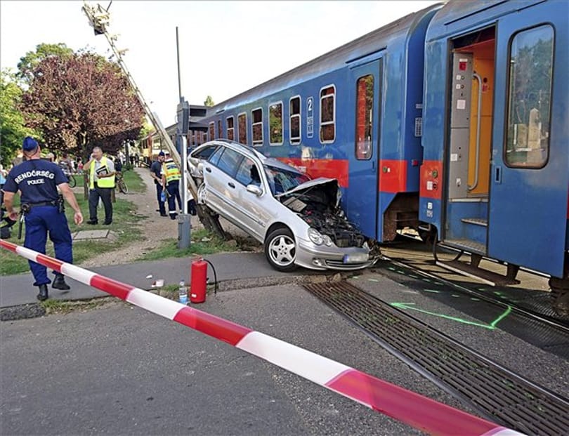 Orral gyűrődött a lajosmizsei vonat alá egy autó Pestszentimrén – fotó