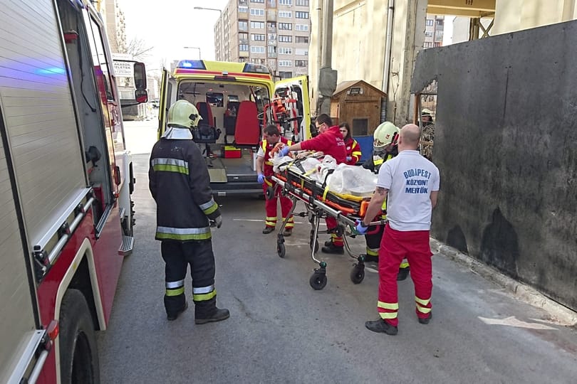 Betonvas szúrta át egy építőmunkás nyakát a Váci úton